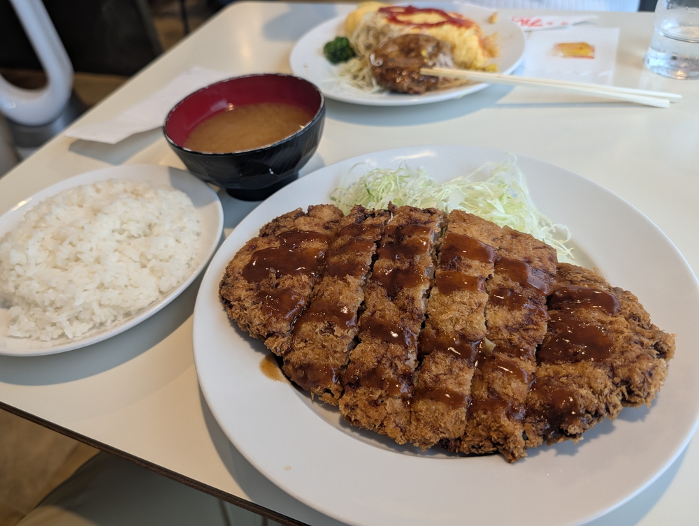 巨大メンチカツ