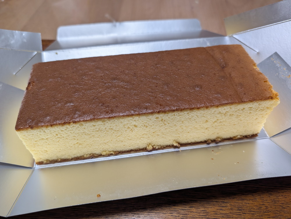 箱に入ったカステラ